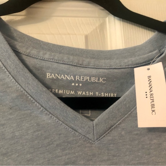 NWT Men’s Banana Republic green crew neck and blue v-neck T-shirt bundle! - Picture 3 of 5
